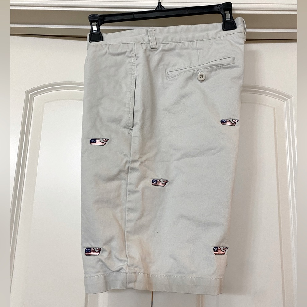 Men’s Vineyard Vines khaki shorts